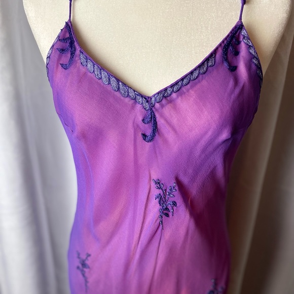 ANOPIA embroidered silk gown. - Picture 3 of 10